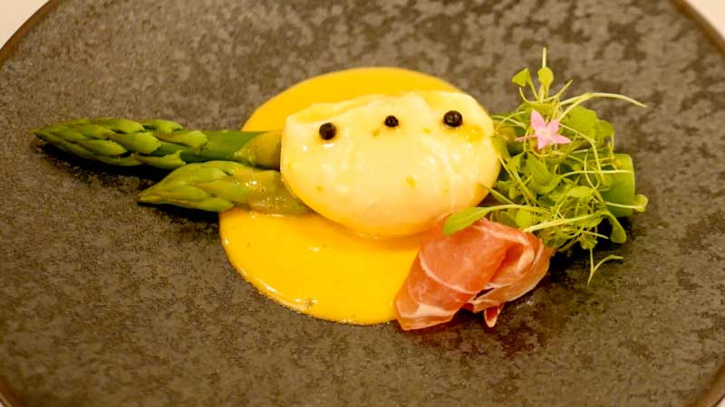 アスパラガスとポーチドエッグ